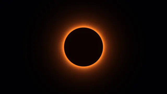 Orange ring around a dark central disk — free 3840x2160 4K wallpaper image